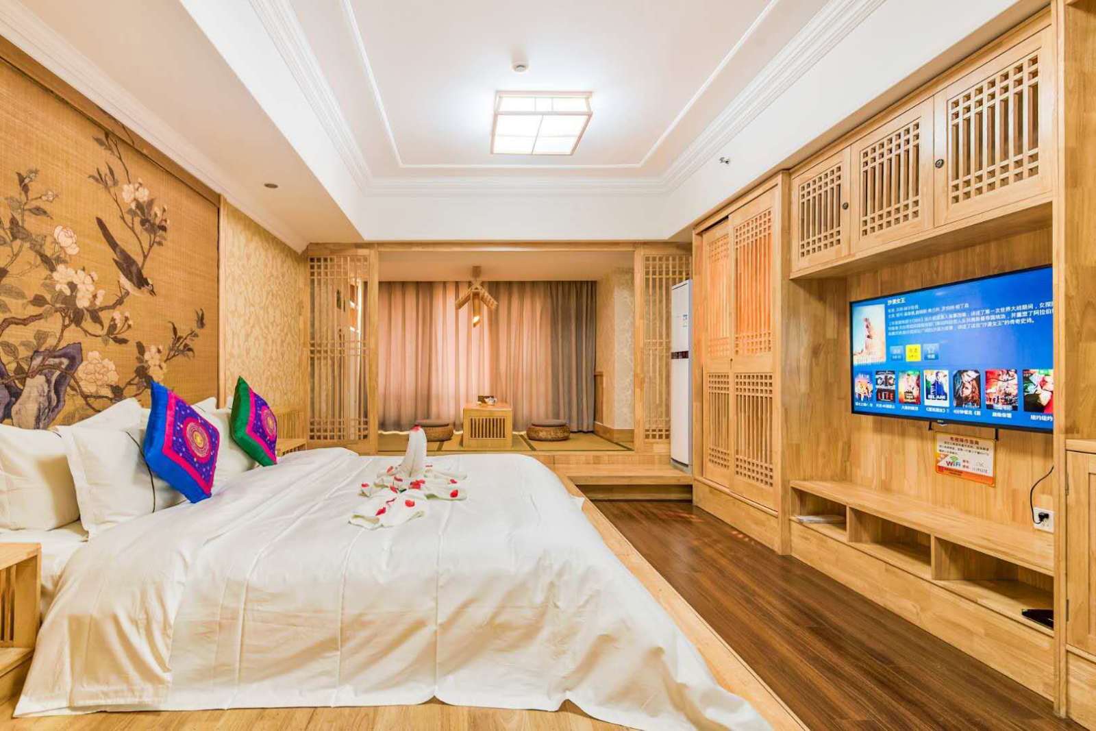 感谢美团住吧和海尔小帅摄制组今天由我带大家走进蓝调电竞酒店了解电竞酒店新模式合作可私信