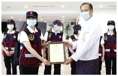 4月22日，在缅甸仰光国际机场，缅甸卫生和体育部医学研究司司长佐丹吞（前右）向中国抗疫医疗专家组颁发证书。新华社发