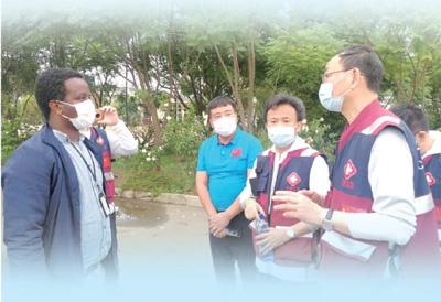 4月24日，中国抗疫医疗专家组与埃塞俄比亚提露内丝—北京医院负责人交流疫情防控工作。中国赴埃塞俄比亚抗疫医疗专家组供图
