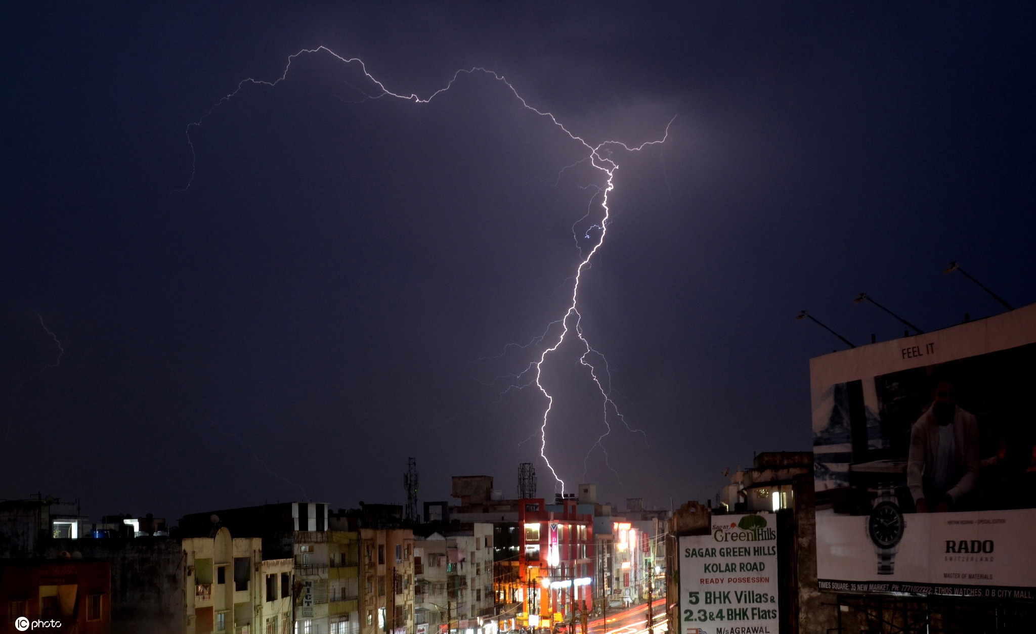 印度博帕尔雷暴雨 “雷神”降临城市上空闪电乱舞|雷神|博帕尔_新浪新闻