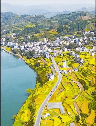 3月14日,湖南泸溪县潭溪镇大陂流村,青山连绵起伏,河水蜿蜒流淌,一派