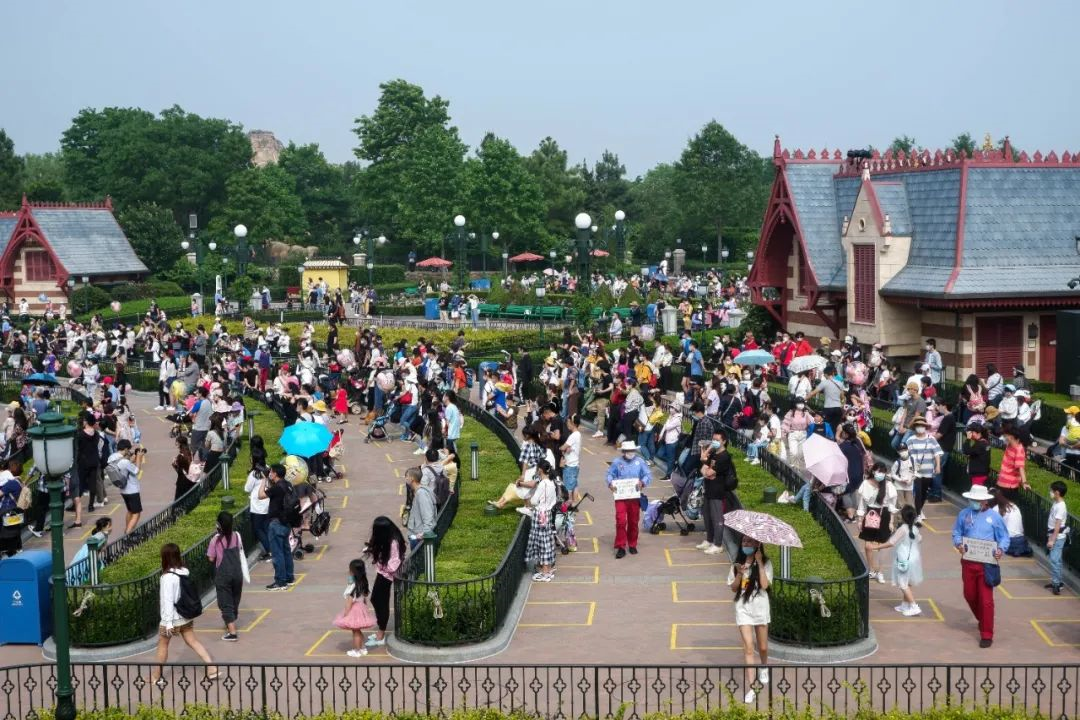 上海迪士尼重新开放首日初体验隔排就坐玩项目热门游戏排队时间减半