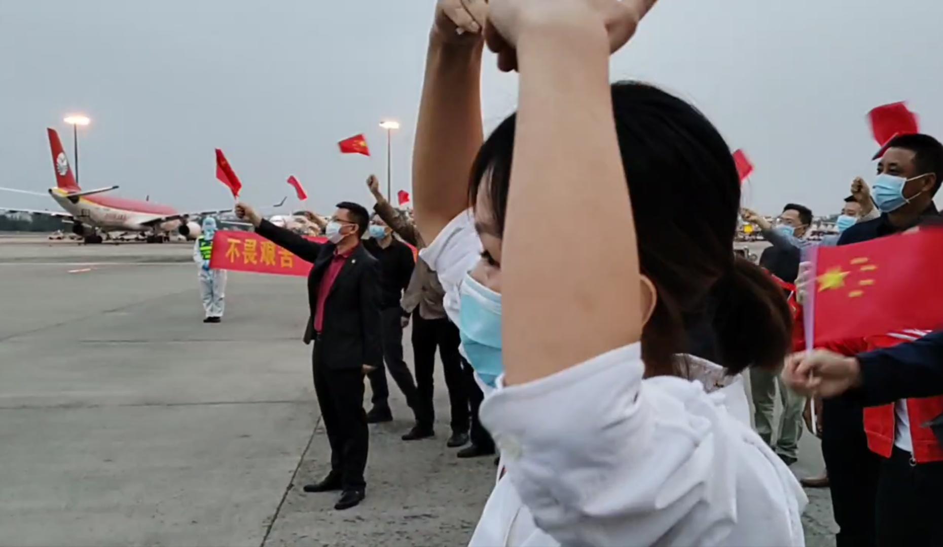 李情洁隔空比心