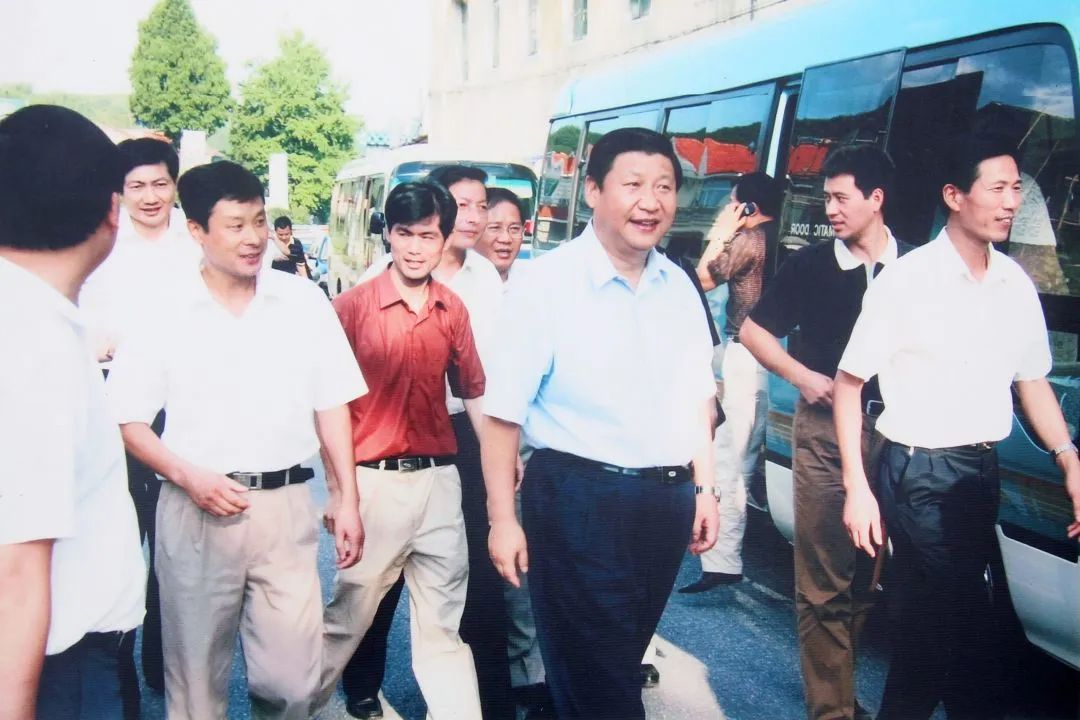  ↑2005年，到安吉县余村考察。（图片由安吉县委宣传部提供）