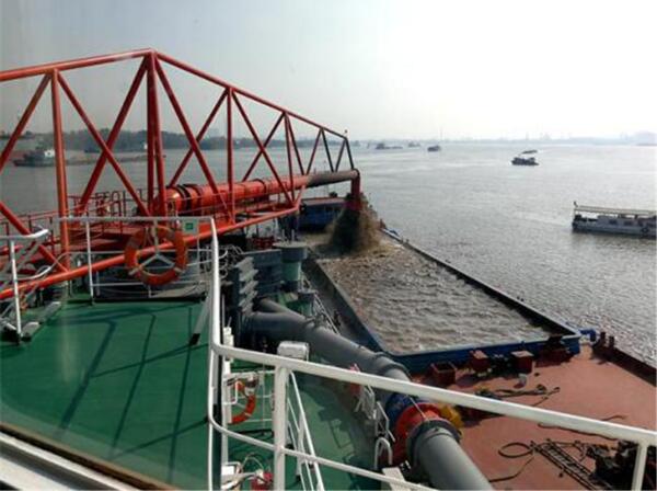 长航局宜昌航道工程局吸盘式挖泥船泥浆装驳装置获实用新型专利图