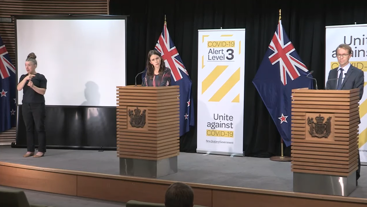 新西兰总理在例行发布会回答记者提问，视频截图