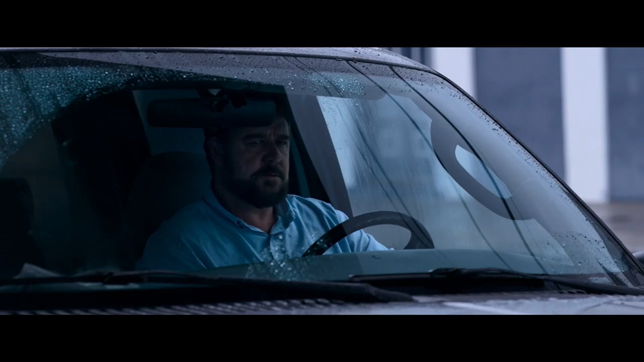 罗素克劳新片《精神错乱》首曝预告 不要和陌生人路怒