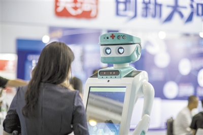 在近期广州某行业展会上，展出的应用在医疗领域的智能机器人。