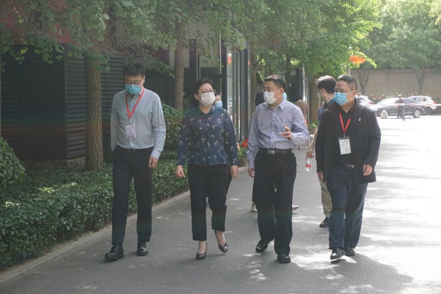 西城区委常委宣传部部长郁治调研中文发集团新华1949园区
