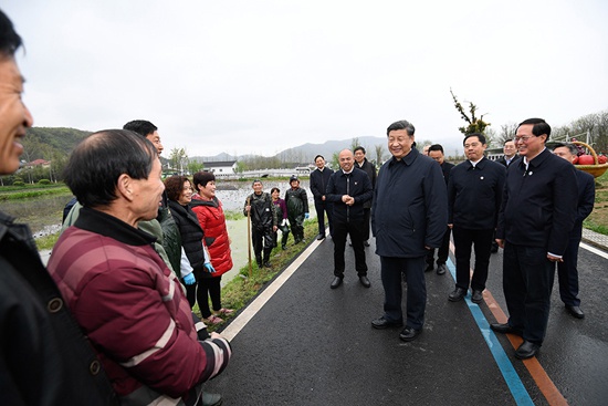  3月30日，中共中央总书记、国家主席、中央军委主席习近平在浙江省安吉县天荒坪镇余村考察，同村民们亲切交谈，了解该村多年来践行“绿水青山就是金山银山”理念、推动绿色发展发生的巨大变化。 新华社记者 申宏 摄