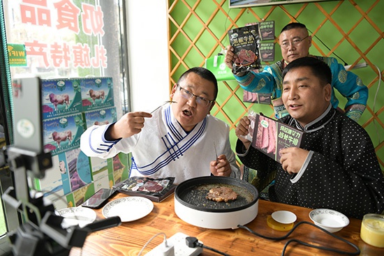 吴云波（右一）与合作社社员对着镜头直播煎牛排（陈立庚 摄）