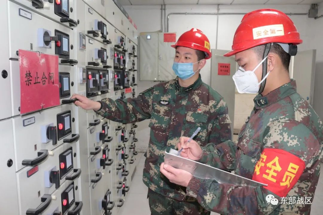 履行安全管理职责……"上午8时许,在工区一角,"红袖标"安全领导小组副