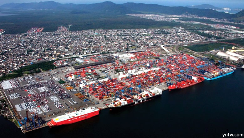 巴西桑托斯港是南美最大的集装箱船港口