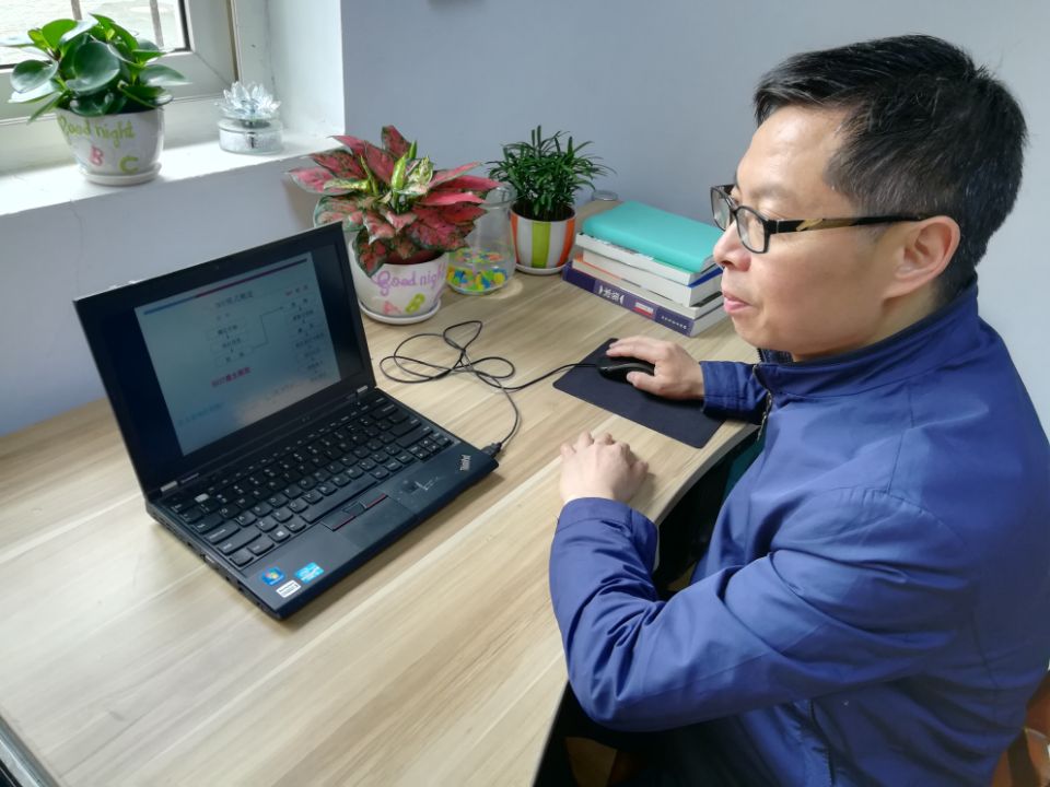 67依据时节变化设计开场白这所高校的教师在网课中带学生云游乡村