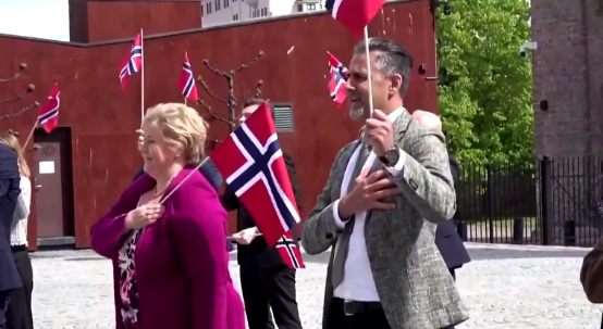 『索尔贝格』挪威女首相跳广场舞庆国庆节，还不忘保持社交距离