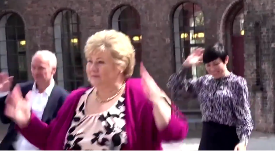 『索尔贝格』挪威女首相跳广场舞庆国庆节，还不忘保持社交距离