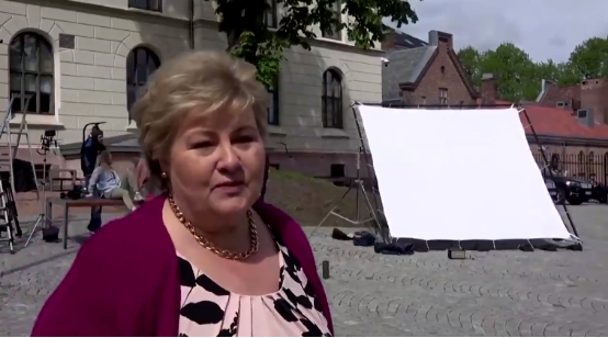 『索尔贝格』挪威女首相跳广场舞庆国庆节，还不忘保持社交距离