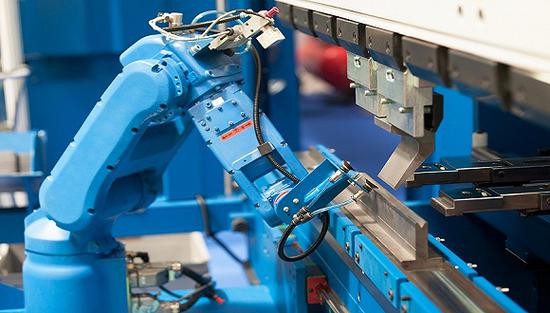 4月工业超预期转正 工业机器人大增26.6%