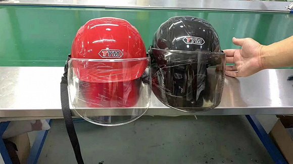 广州罗冲的中国摩配出口交易基地内的头盔。拍摄：吴容