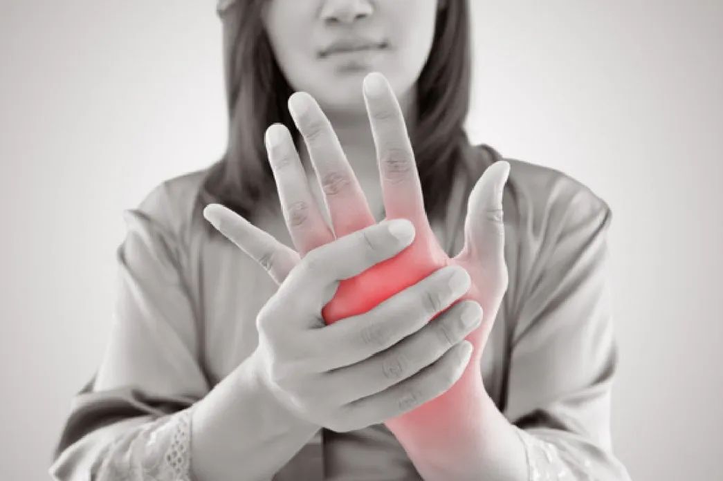 手关节痛是得了类风湿吗