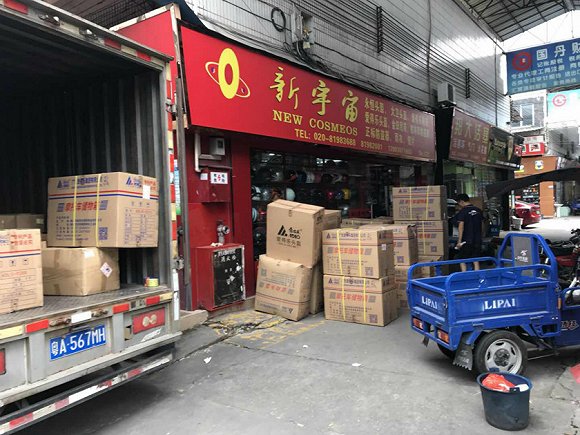 广州罗冲的中国摩配出口交易基地内的商家。拍摄：吴容