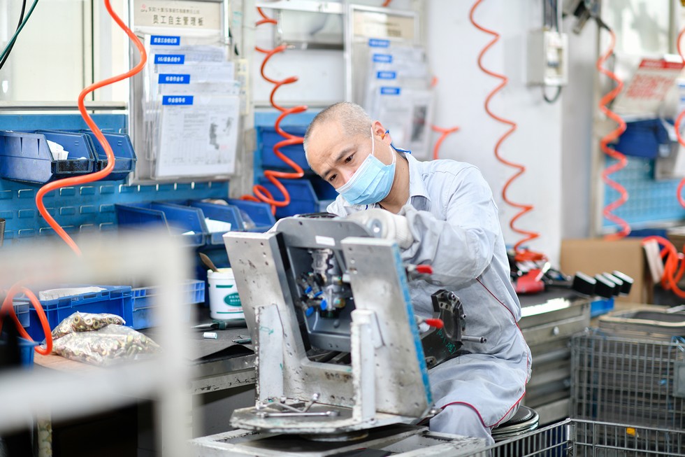 装配工进行踏板行程调整