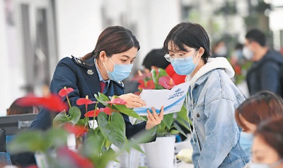 贵州省贵阳市税务人员向纳税人讲解政策。 　　赵 松摄（人民视觉）