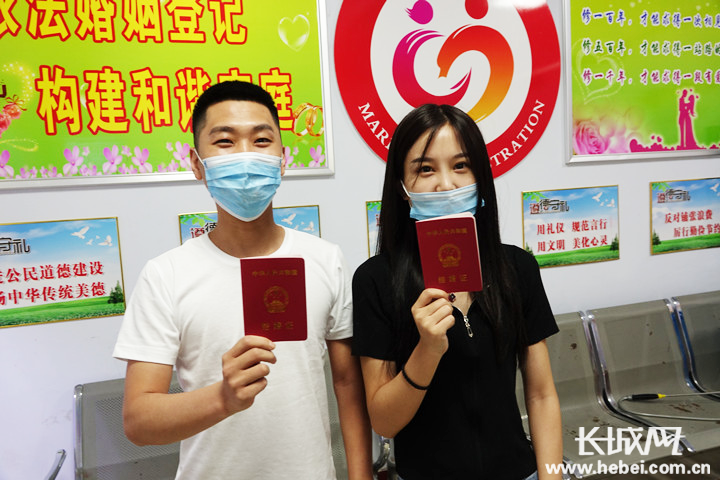 拿到结婚证的新人,脸上洋溢着幸福和甜蜜.