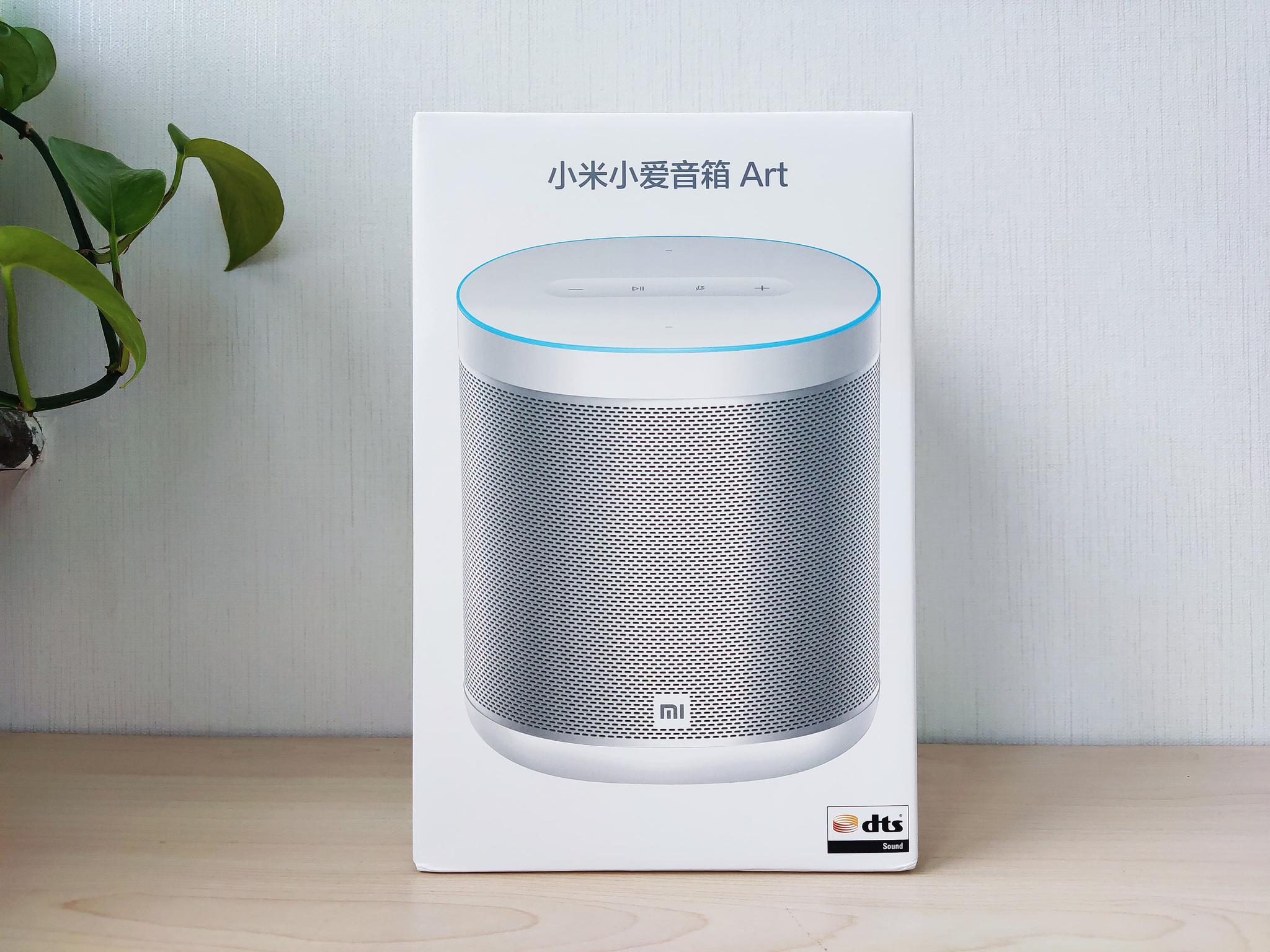 小米产品的典型包装盒风格,白色的盒子上印着产品本身,新的小爱音箱