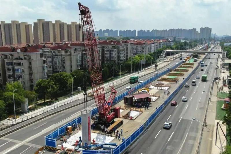 今天,上海交警总队路设处处长季颖秋透露,为配合济阳高架路施工,从本