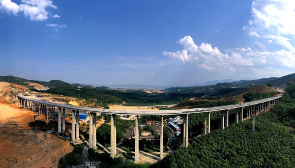 云南景海高速公路曼合勐1号特大桥全幅顺利架通图