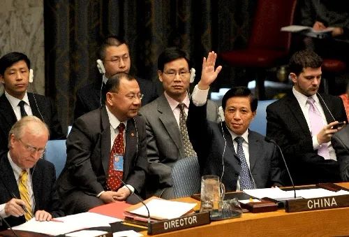 ·2009年12月，在安理会上，张业遂举手代表中国投票。