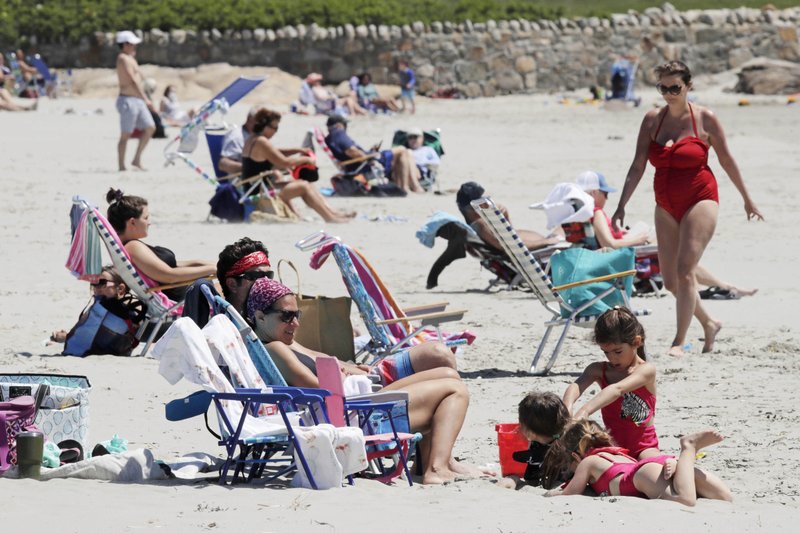 22日，马萨诸塞州一处海滩上享受阳光沙滩的民众。（图源：美联社）