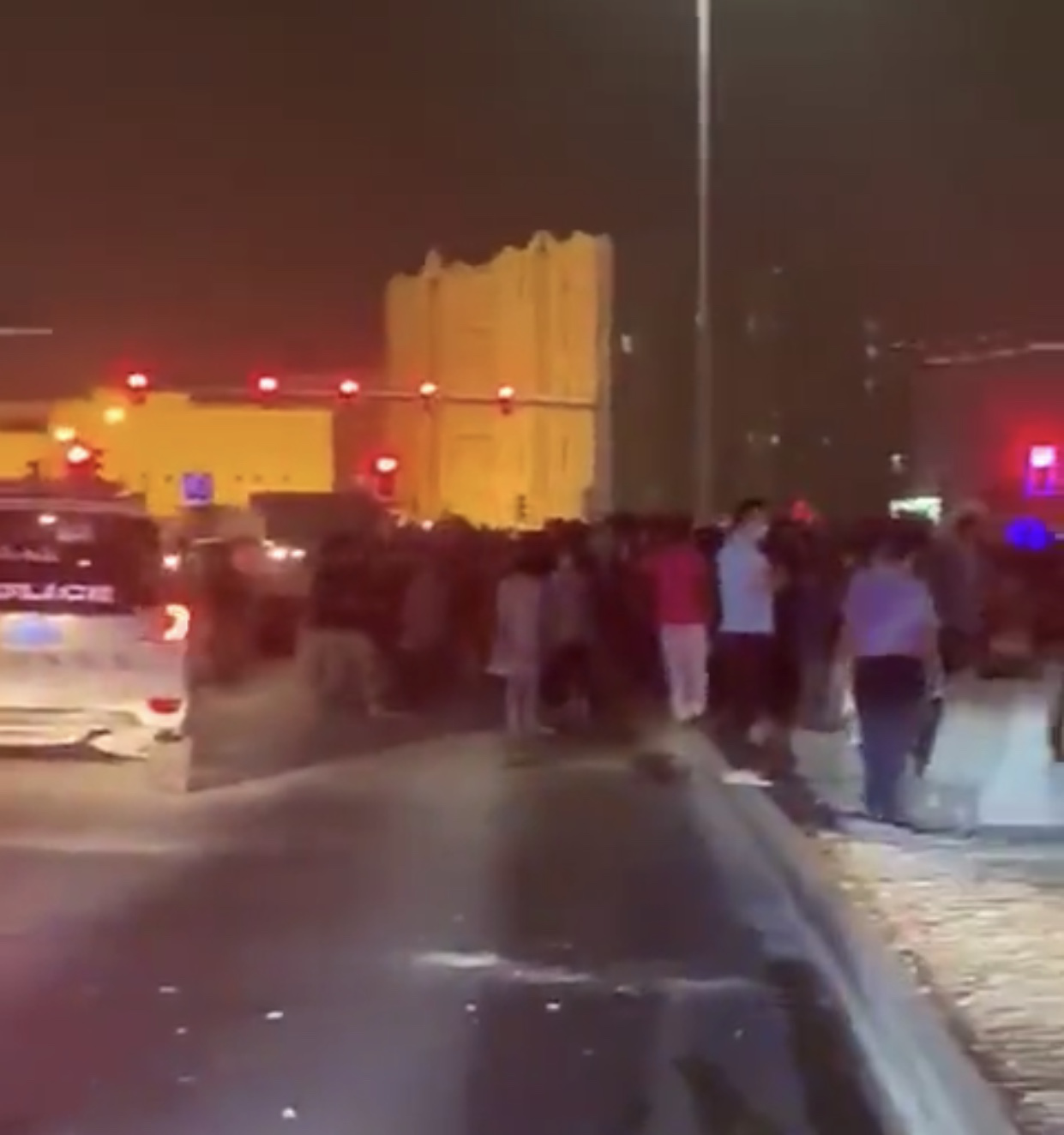  △卡塔尔外籍劳工示威  来源：网络视频截图