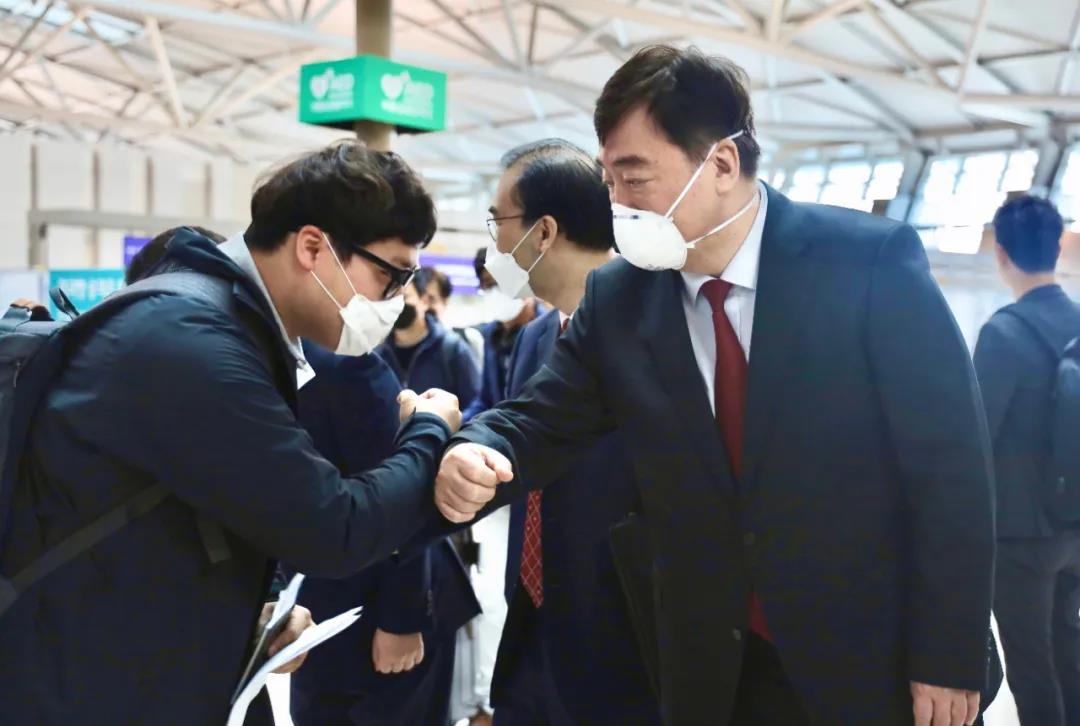  5月10日，邢海明大使为首批中韩“快捷通道”人员送行。（中国驻韩国大使馆）