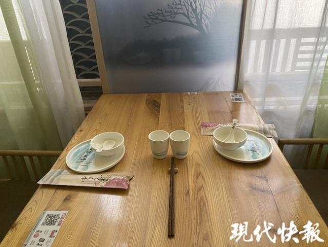 餐馆挑供的公筷和自用餐具。(原料图)