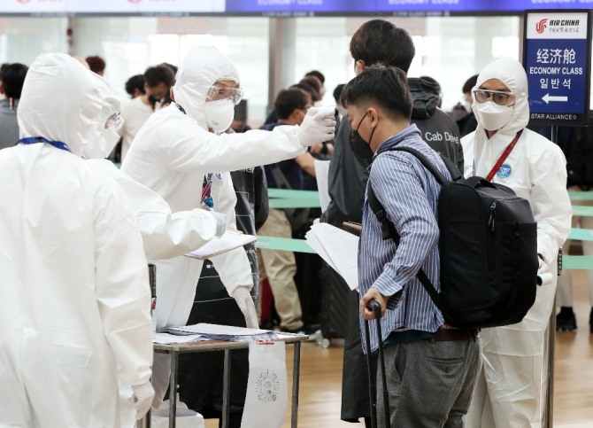 韩企员工赴华复工，在韩国机场接受体温检测。（纽西斯通讯社）