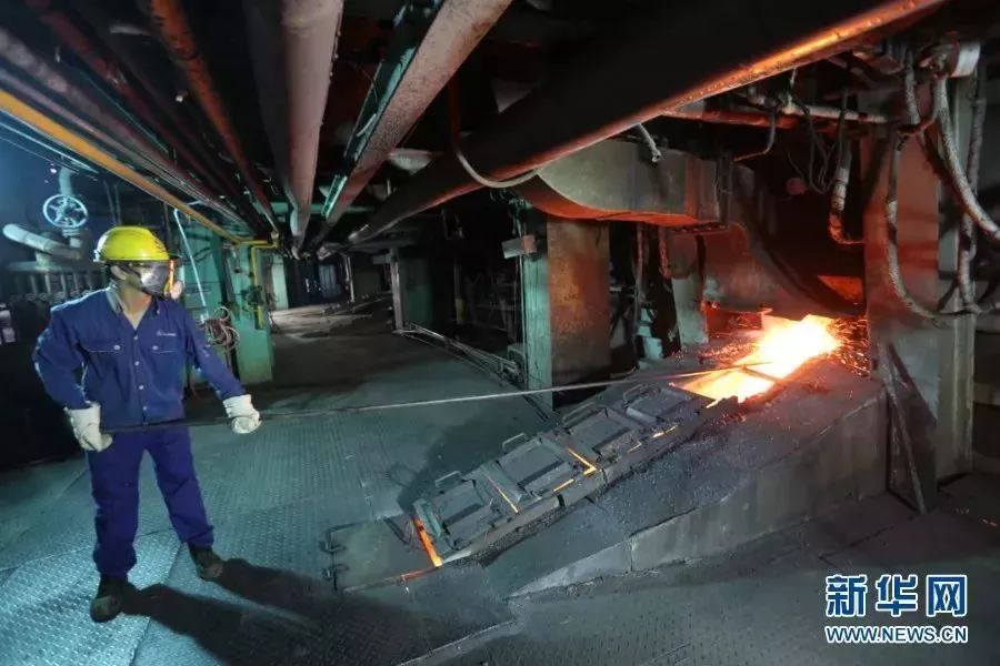 图为江铜贵溪冶炼厂熔炼车间工作人员在作业区操作堵铜口。