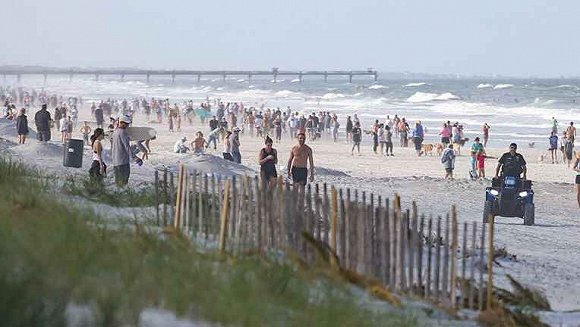  刚开放的佛罗里达州海滩。图片来源：Fox News