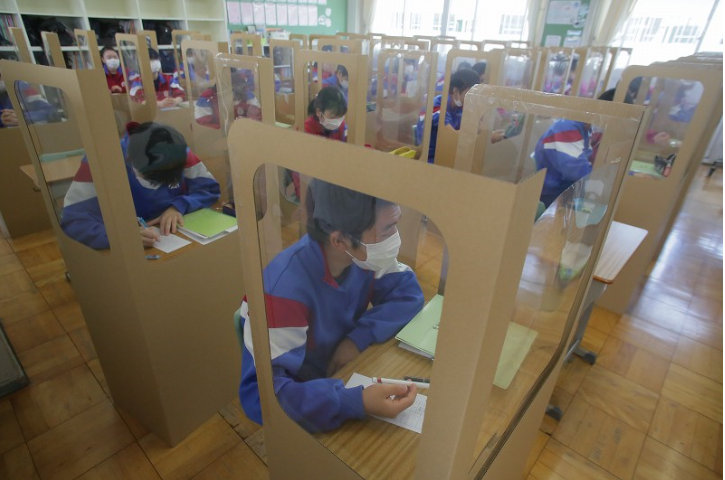 在纸箱中上课的日本中学生（每日新闻）