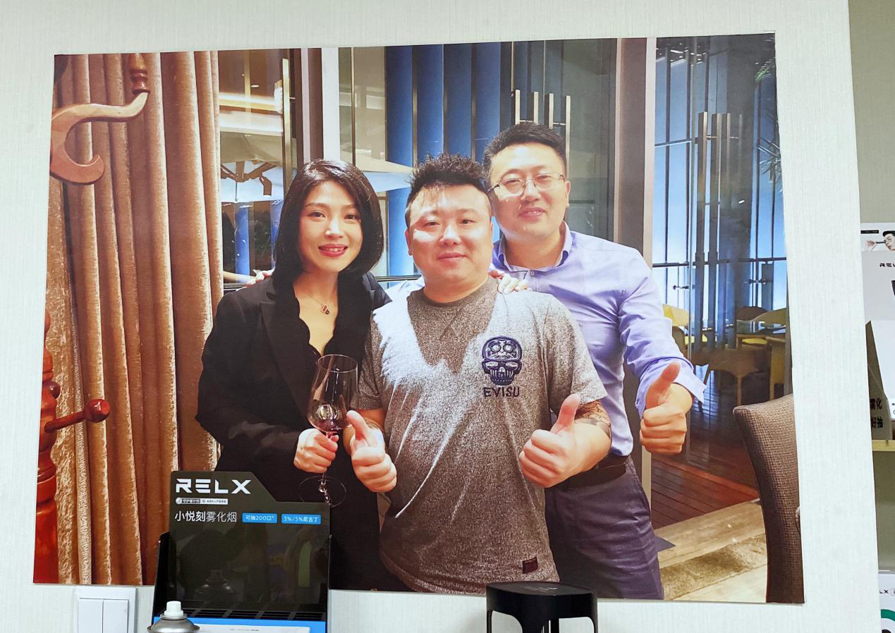 ceo汪莹和渠道销售负责人蒋龙深聊之后,当即商定,他作为悦刻的第一个