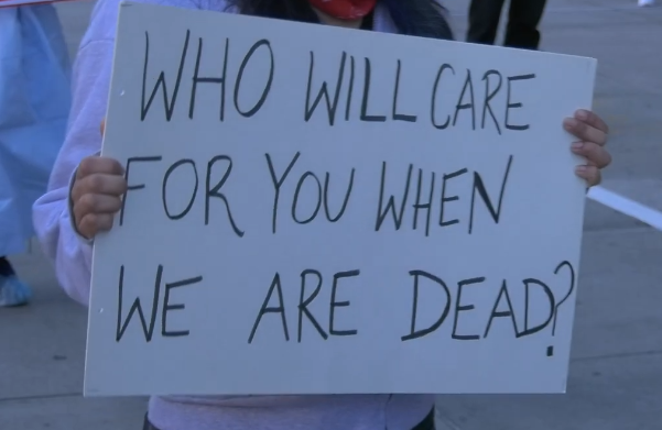 一名护士举牌呼吁：“我们死了，谁来照顾你们？”