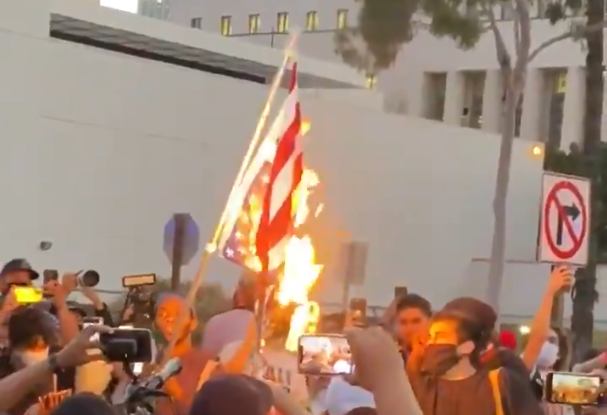 洛杉矶抗议者焚烧美国国旗引发围观 来源：推特视频截图