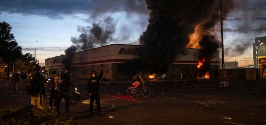 抗议者焚烧商店 来源：推特截图
