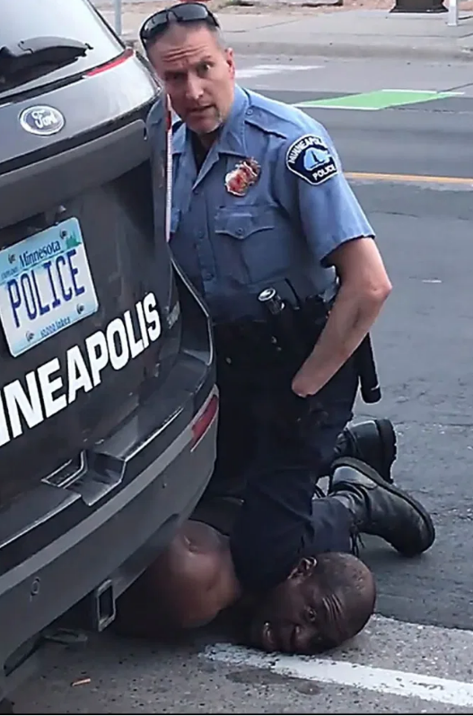 警察用膝盖抵住嫌疑人脖子