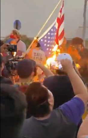  洛杉矶，有示威者焚烧美国国旗。（视频截图）