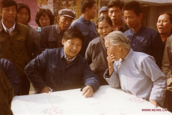 1983年，时任河北正定县委书记的习近平（前排居中），临时在大街上摆桌子听取民众意见。图片来源：新华社