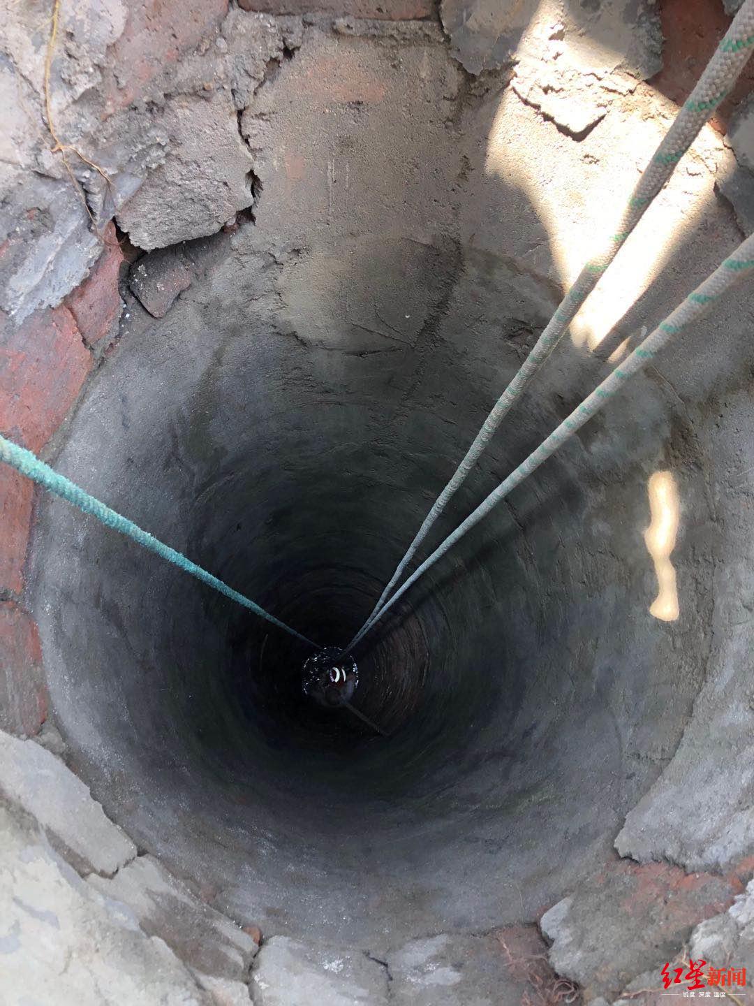 命大2岁娃娃掉进10余米深的废弃水井被救起时仅擦伤