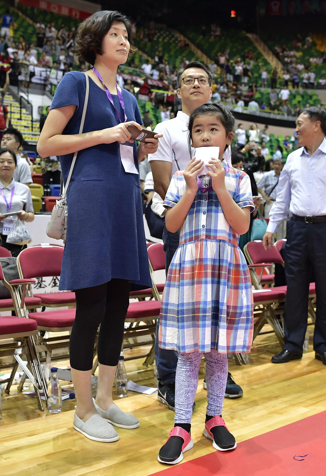 女儿与姚明罕见同框！12岁姚沁蕾1米8还在长，可成女篮未来的希望|姚明|姚沁蕾|女儿_新浪新闻