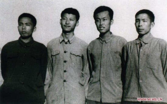 1973年，习近平和延川县北京知青雷平生（左一）、陶海粟（右二）、雷榕生（右一）在县城“三间房”前合影。图片来源：新华社 谷溪 摄